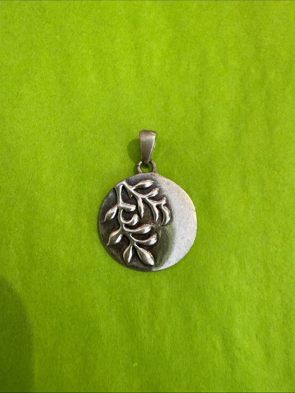Sterling Silver Leaf Round Pendant Necklace - Unbranded